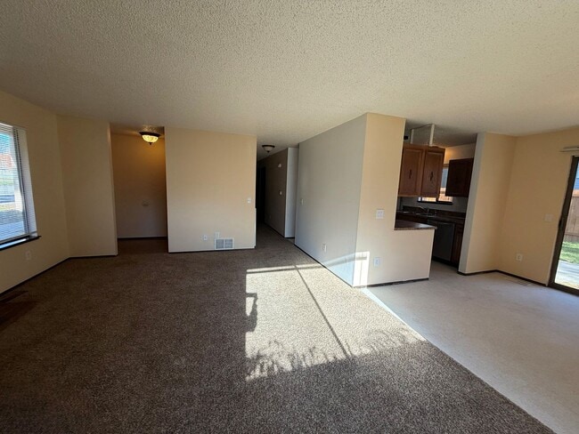 Building Photo - 925 Gellatly St