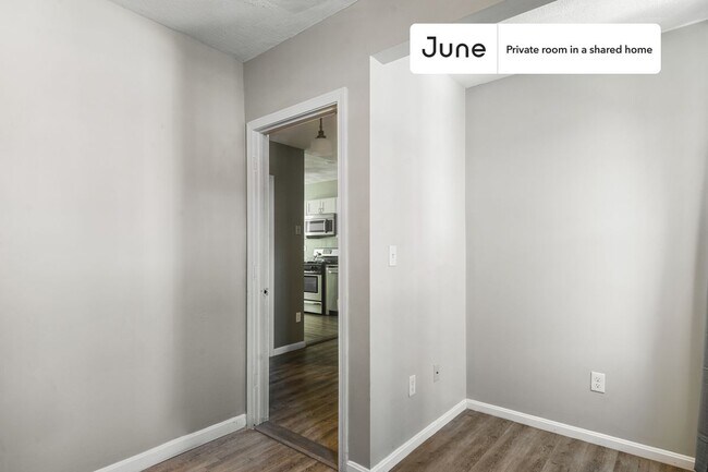 Foto del edificio - Room in Shared 3 bed/1 bath home