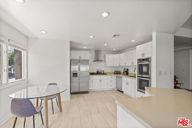 Building Photo - 435 Arnaz Dr