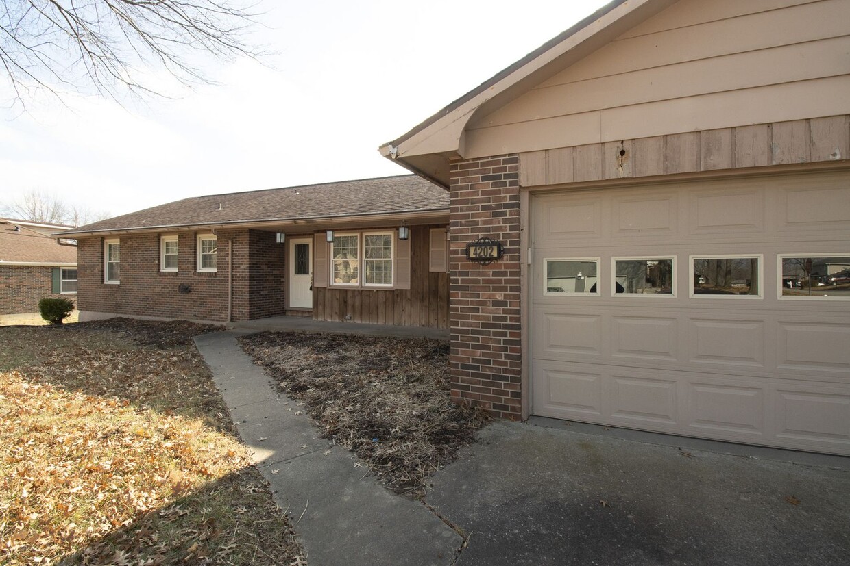 Primary Photo - Cozy Spacious Home 4bd/3ba w garage