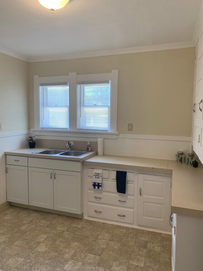 Building Photo - Two bedroom lower duplex in West Toledo 42...