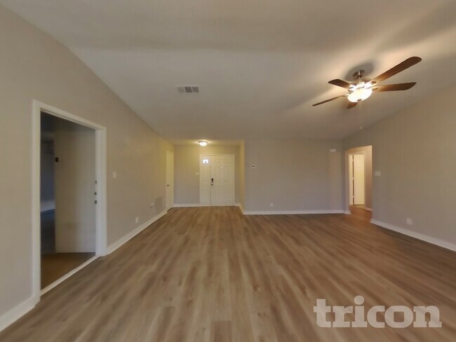Building Photo - 921 Loganwood Dr