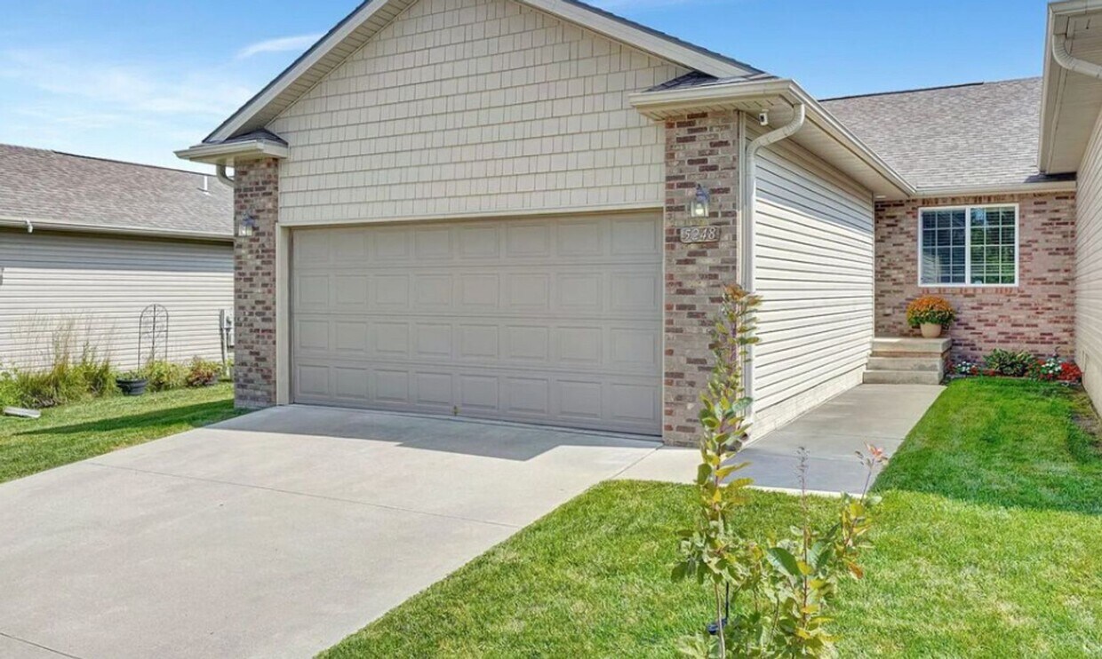 Primary Photo - Stunning 4 bed, 3 bath Townhouse in NW Lincoln