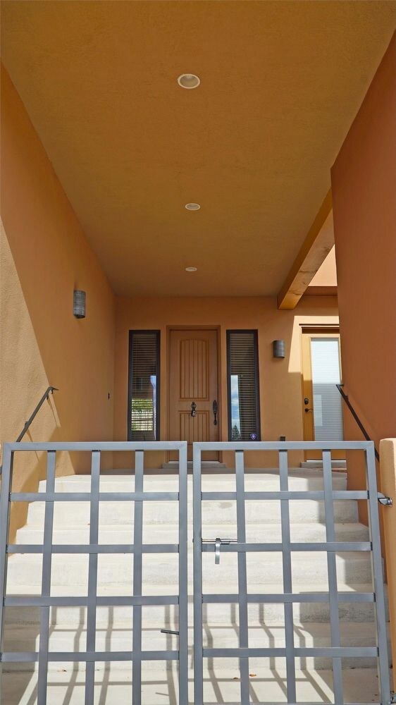 Building Photo - 2 Via Optima