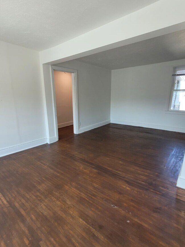 Foto del edificio - 565 W Market St