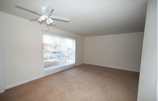 Living Area - Olde Jamestowne Apartments