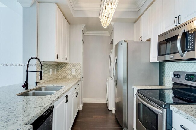 Building Photo - 1155 Brickell Bay Dr