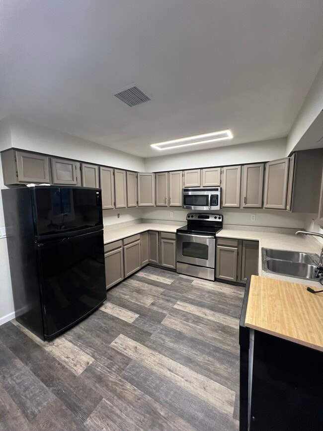 Building Photo - 512 W Bridle Path Ln