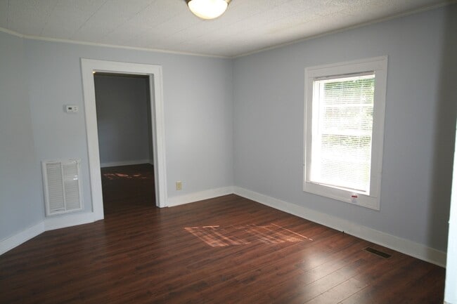 Foto del edificio - Your Own Home and Yard Centrally Located 3...