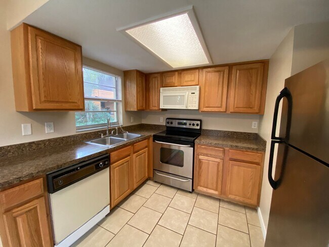 Building Photo - Cozy 2 Bed, 1 Bath Duplex in Eustis, FL!
