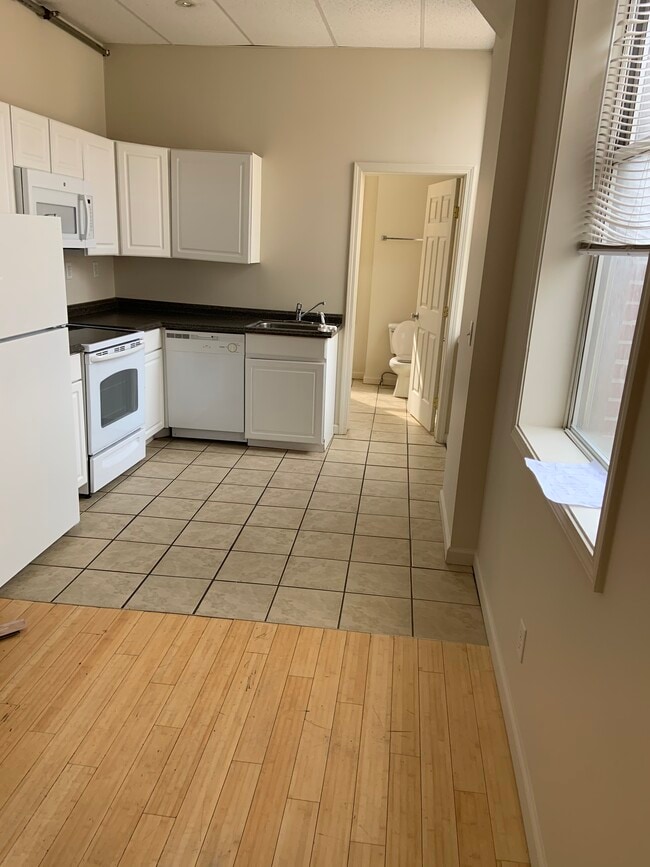 Building Photo - 387 High St