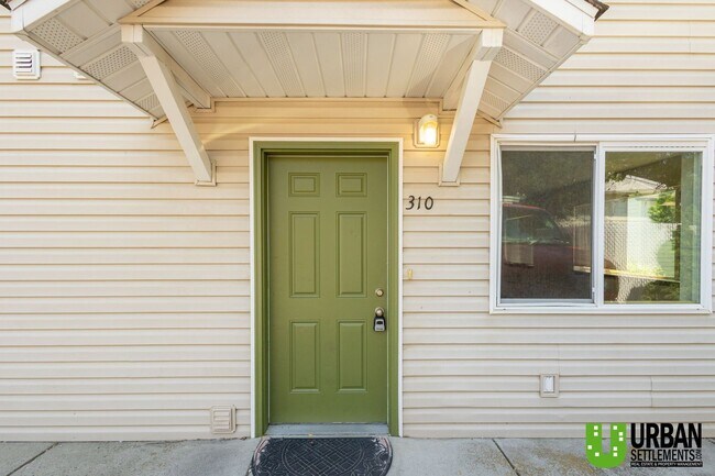 Building Photo - Great 4bd/2bth, nice location