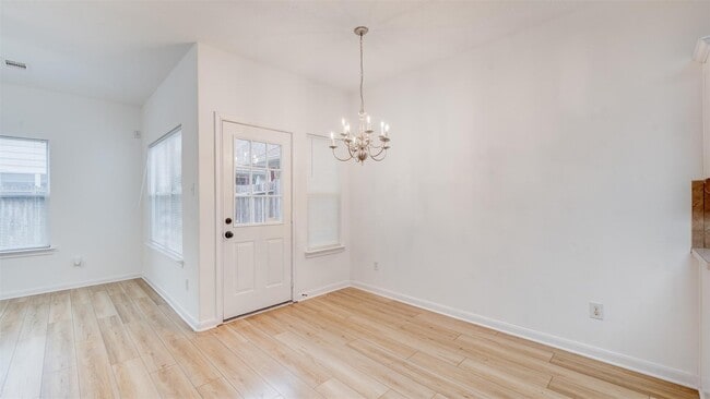 Foto del edificio - 827 Forest Ivy Ln