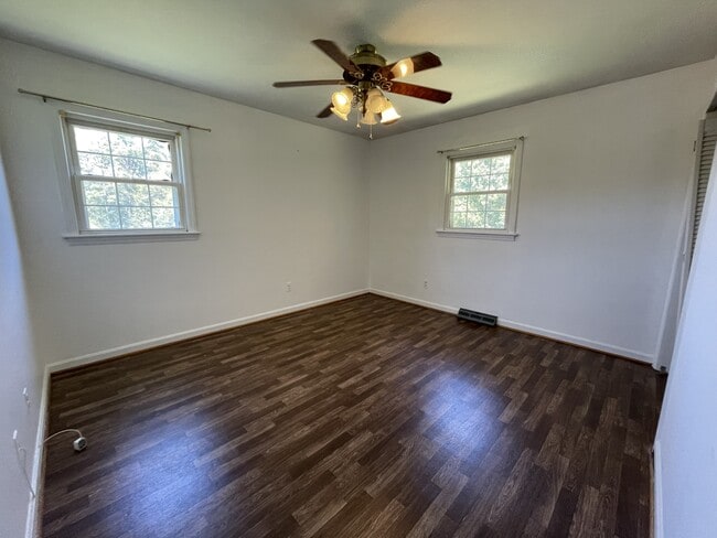 Building Photo - 236 Laurel Dr