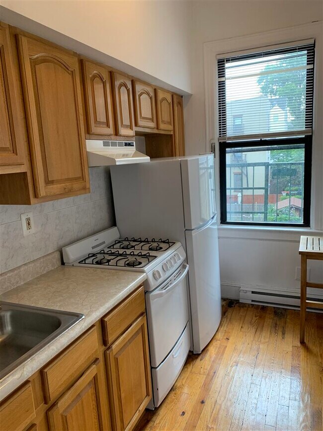 Building Photo - 106 8th St