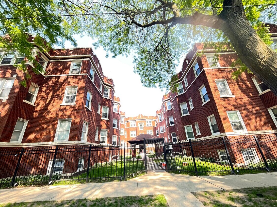 Foto principal - 6423 N Greenview Ave