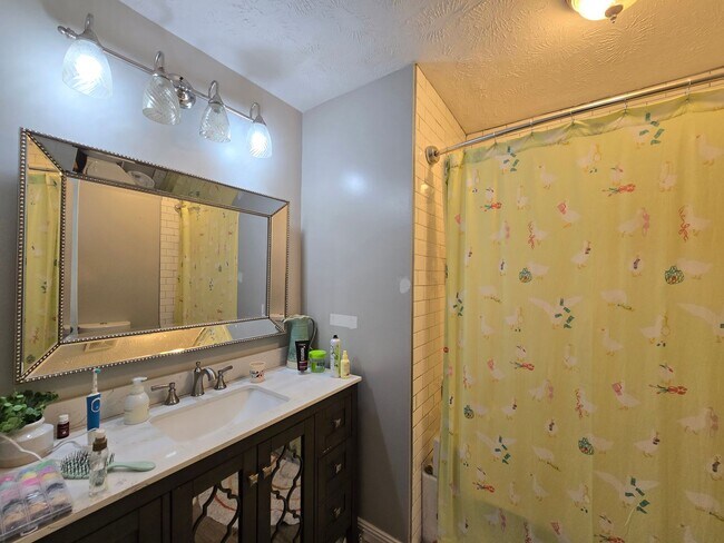 Building Photo - 111 Greentree Dr