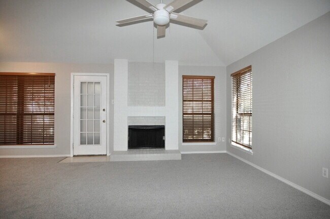 Building Photo - "Adorable 2-1 Duplex with Character, Comfo...