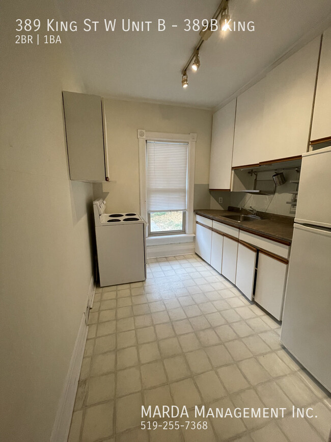 Building Photo - SPACIOUS 2BED/1BATH APT BACKING ON THE THA...