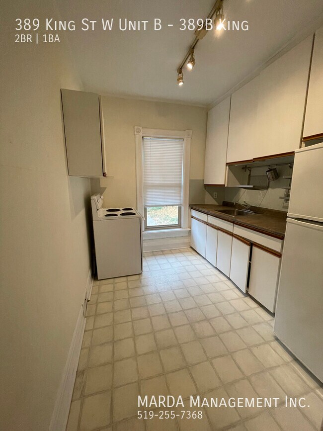 Photo du bâtiment - SPACIOUS 2BED/1BATH APT BACKING ON THE THA...