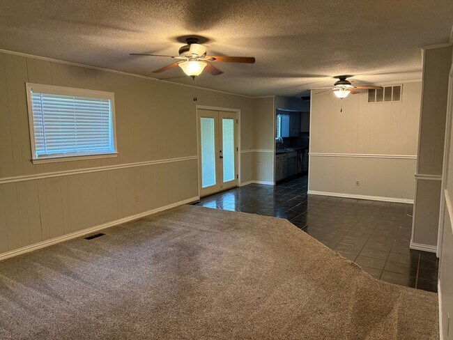 Foto del edificio - 3 bed 2 bath 2 car garage house