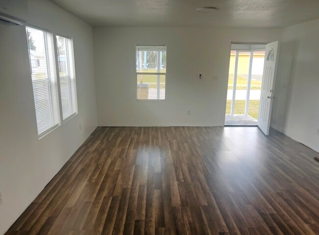 Building Photo - 898 SE St Johns St