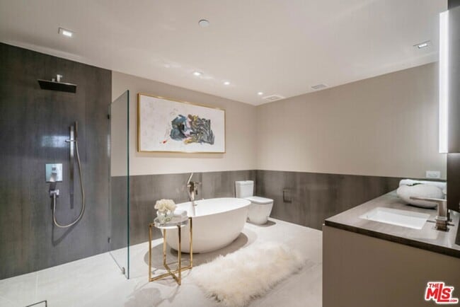 Foto del edificio - 2391 Roscomare Rd