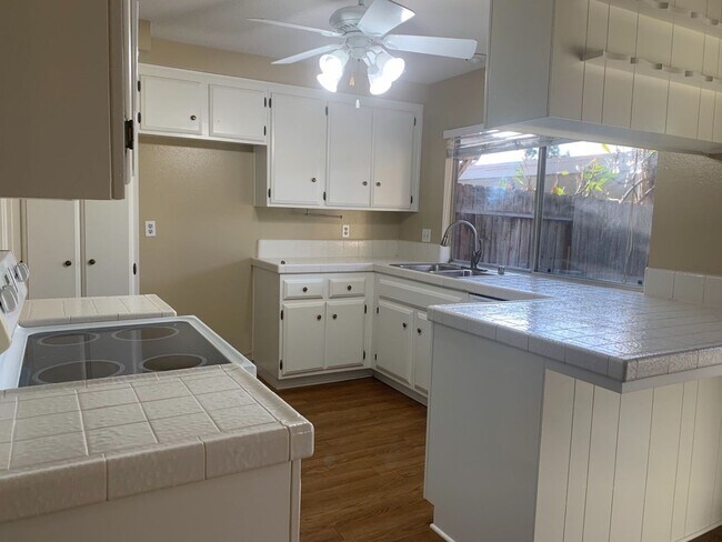 Building Photo - Cypress 2 Bed Townhome - 2 Car Garage - Gorgeous - Amenities Galore!!!!!