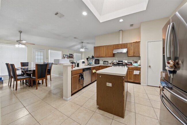 Building Photo - 21430 Meadowhill Dr