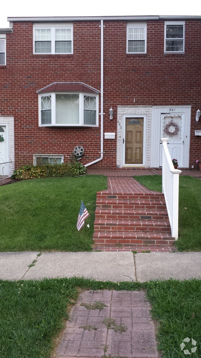 Building Photo - 985 Regina Dr