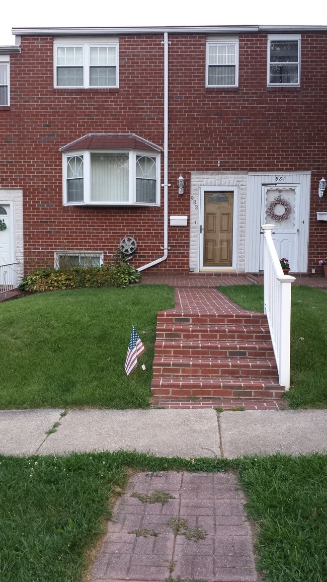 Building Photo - 985 Regina Dr