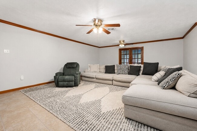 Building Photo - 5813 Russell Ln
