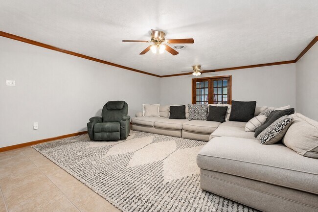 Foto del edificio - 5813 Russell Ln