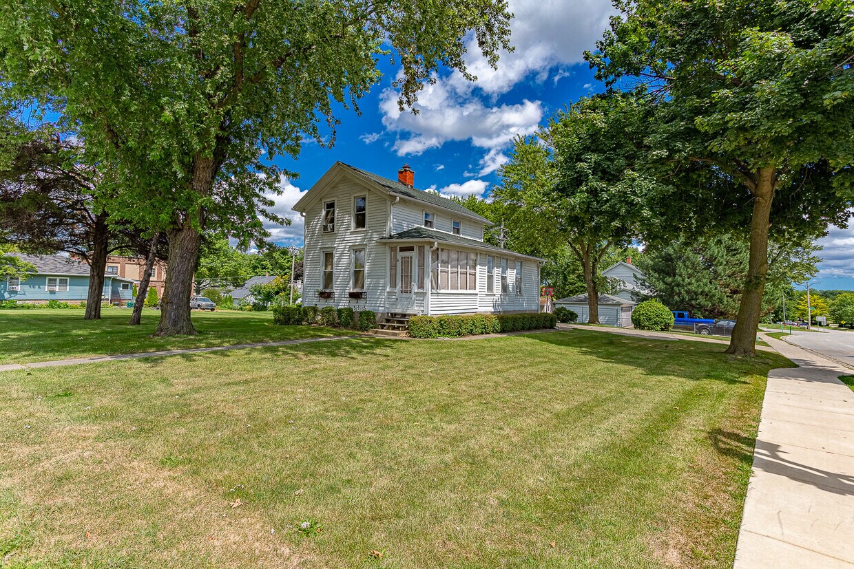 Primary Photo - 139 S Bloomingdale Rd