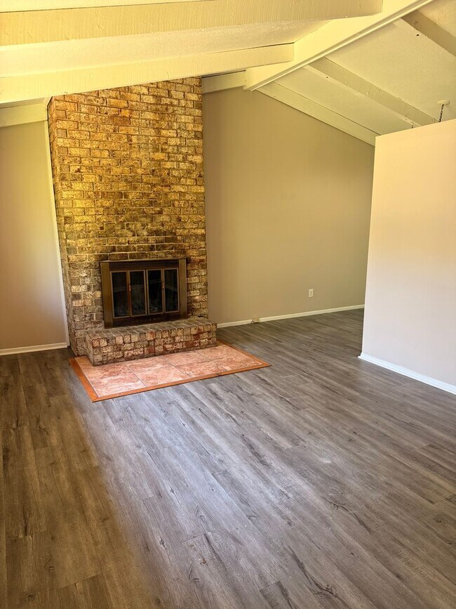 Foto del edificio - 905 Forest Dale Ln