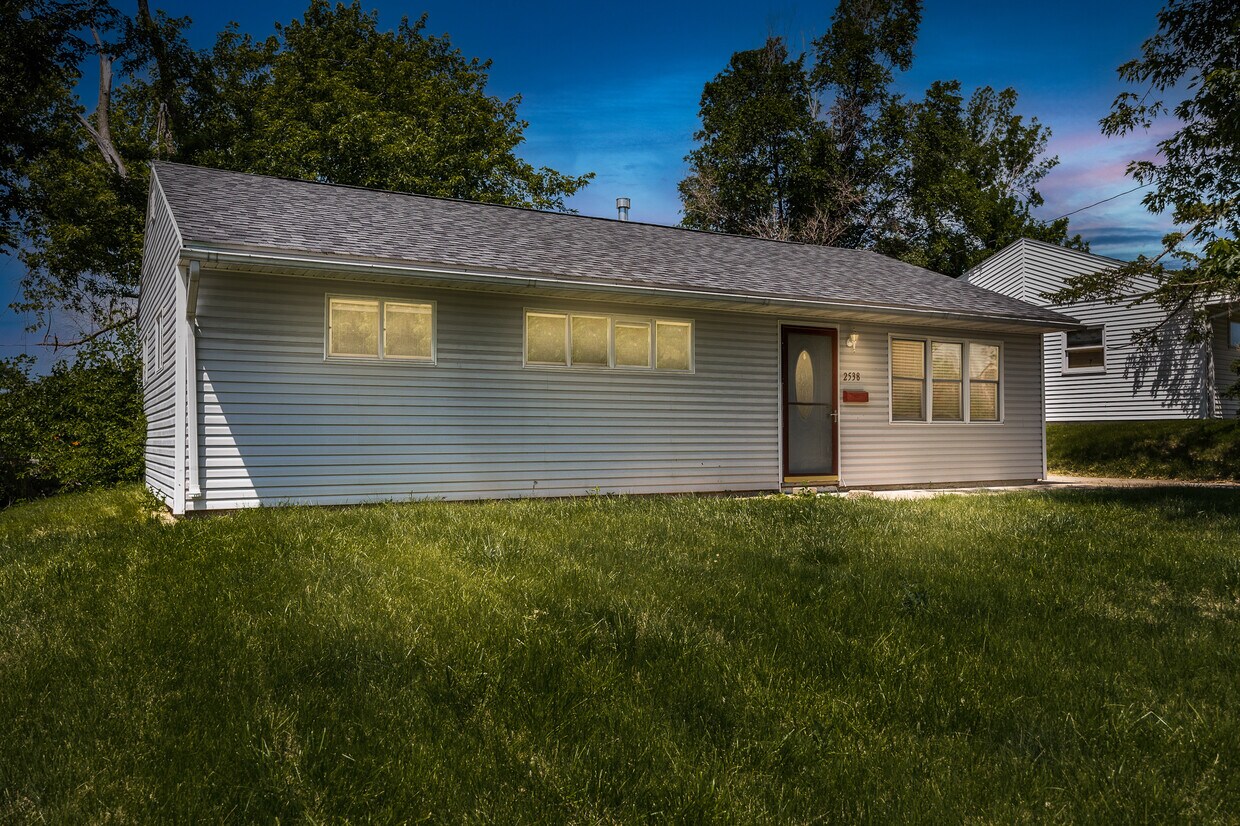 Foto principal - 2538 Indiana St SW