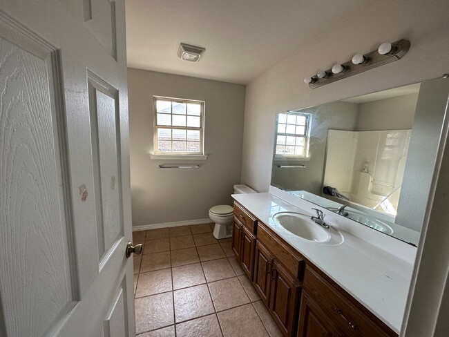 Building Photo - Come take a look at this 3-bedroom 2-bathr...