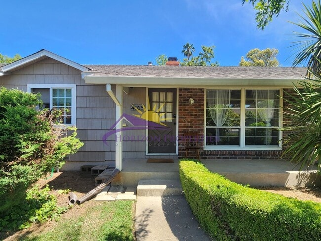 Building Photo - Unique 3 Bed 2 Bath 1,639 Sq. Ft. Arden Ho...