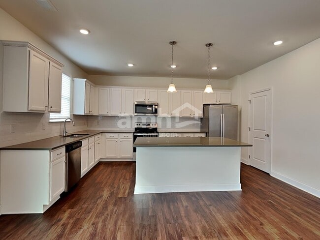 Building Photo - 768 Carnaby Ln