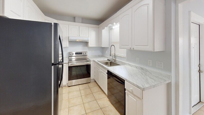 Building Photo - Beautiful 3 bedroom ,1.5 bathrooms .