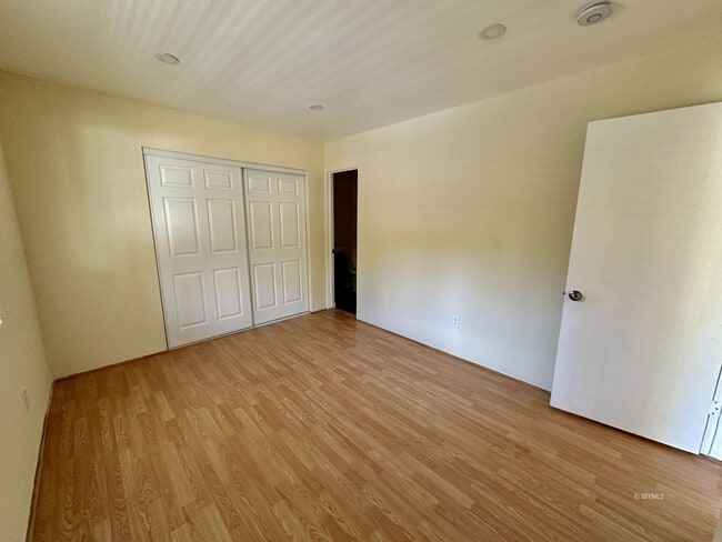 Building Photo - 1 bedroom Upper Floor apartment