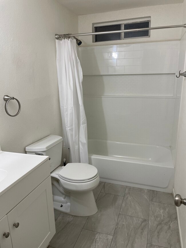 bathroom - 1314 W Polk St