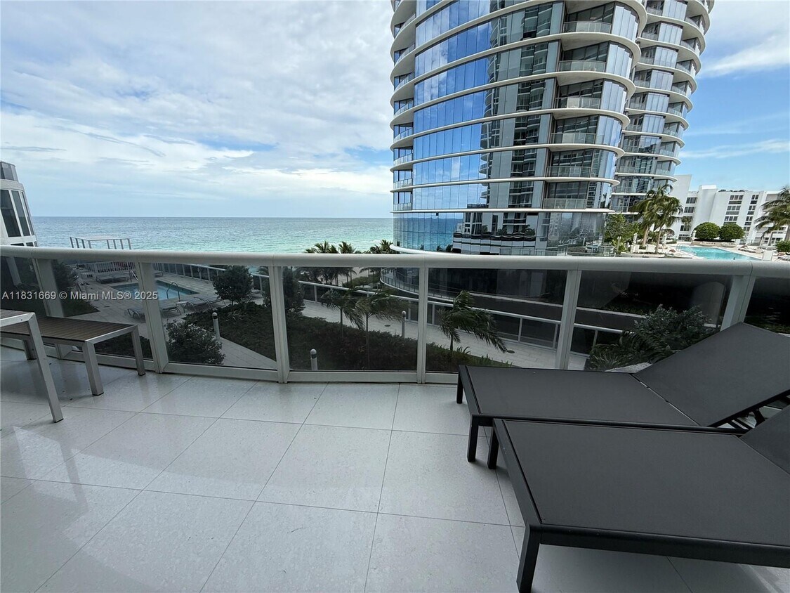Primary Photo - 15811 Collins Ave