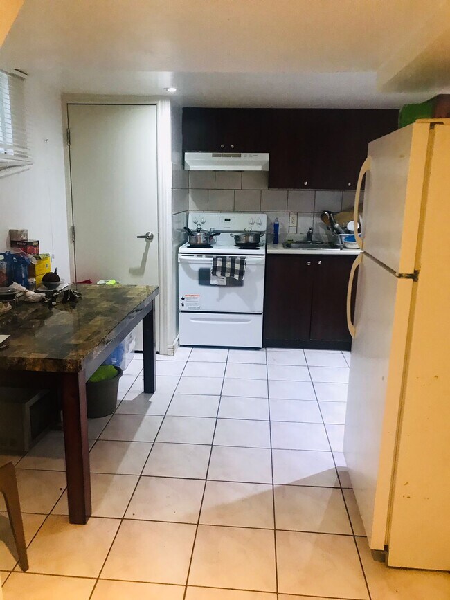 Photo du bâtiment - Two Bedroom Basement Apartment in  Scarbor...