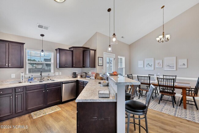 Building Photo - 308 Breezeway Dr