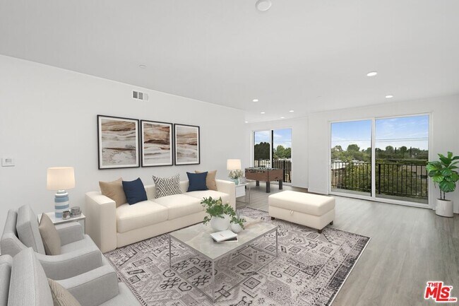 Foto del edificio - 6144 Whitsett Ave