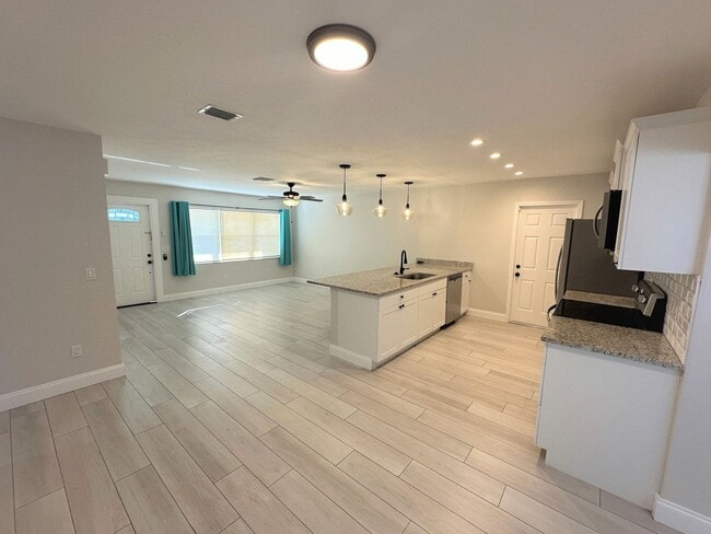 Foto del edificio - ** CENTRAL NAPLES ** 3 BED + DEN / 2 BATH ...