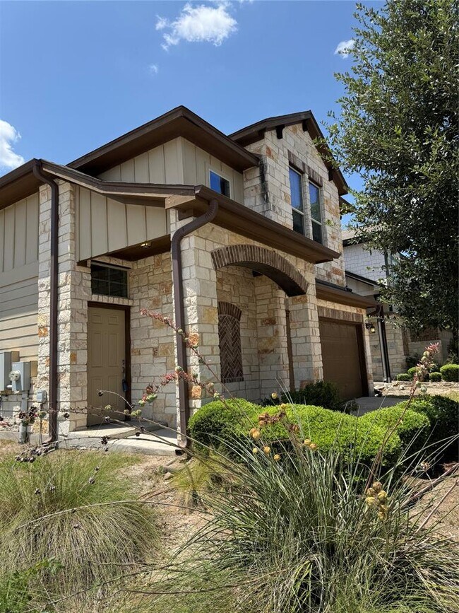 Foto del edificio - 901 Sleepy Dell Ln