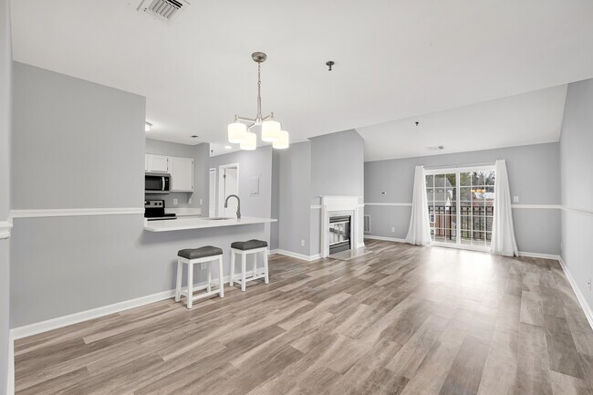 Building Photo - 1100 Quaker Hill Dr