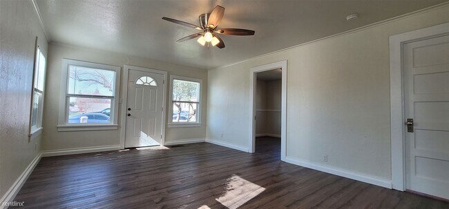 Building Photo - 208 N Acacia Ave